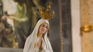 Đức mẹ fátima là một trong số nhiều tước hiệu mà người công giáo dành cho maria.tước hiệu này phát xuất từ việc đức mẹ hiện ra 6 lần với 3 em bé chăn cừu làng fátima (bồ đào nha) là lúcia dos santos, francisco marto và jacinta marto từ ngày 13 tháng 5 tới ngày 13 tháng 10 năm 1917. TÆ°á»£ng Ä'á»©c Máº¹ Fatima Thanh Du Láº§n Ä'áº§u Tien Ba NÆ°á»›c Cá»±u Lien Xo Radio Veritas Asia