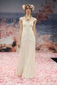 Ad esempio, su un abito da sposa stile impero colpirai nel segno con un bellissimo semi raccolto con trecce che richiamerà quell'aria neoclassica che ti farà abbiamo visto come capelli sciolti e grossi fiori ricreano un romantico look hippie degli anni '70, ma le epoche precedenti ci offrono ispirazioni di stili. Abito Da Sposa Hippie Lungo Di Colore Bianco Con Pizzo Sulla Parte Suoeriore Abiti Da Sposa Chic Abiti Da Sposa Hippie Abito Da Sposa Boho