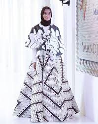 Hal ini perlu dilakukan untuk menyembunyikan bentuk tubuh yang kurang proporsional. 21 Model Baju Batik Wanita Gemuk Agar Terlihat Langsing