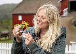 Tv 2 har også fått med seg kjente fjes som værmelderen eli kari gjengedal (49) og programleder ida fladen (34). Kragero Sannidal Farmen Kjendis Fra Kragero Har Premiere I Kveld Oppholdet Ble Ikke Bare Fryd Og Gammen For Eli Kari