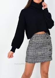 Si dans les années 1970, il est un basique du vêtement féminin, à compter des années 1980. Pull Col Roule Noir En Maille Cotelee Outfitbook