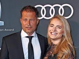 Til schweiger und freundin svenja holtmann bei der ankunft zur verleihung der 47. Til Schweiger Wird 55 Und Feiert Ohne Seine Neue Freundin