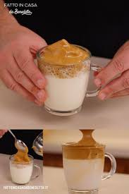 Battre jusqu'à obtenir la consistance d'une crème onctueuse. Dalgona Coffee Il Cappuccino Sottosopra Ricette Ricette A Base Di Caffe Cibo