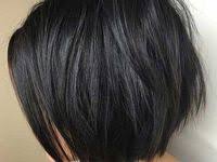 укороченным затылком градуированный боб каре с пышным затылком и удлинением к лицу Bob Kare Na Nozhke Vid Szadi Pricheski Dlya Gustyh Volos Strizhka Zatylka Sovremennye Pricheski