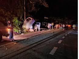 Jabatan pengangkutan jalan (jpj) kelantan mengesan ramai pengusaha syarikat pengangkutan lori yang masih berdegil membawa lebih muatan tanpa memikirkan risiko keselamatan terhadap pengguna jalan raya yang lain. Seksyen 41 1 Akta Pengangkutan Jalan 1987 Wanita Maut Dalam Nahas Empat Kenderaan Pressreader Seorang Wanita Maut Manakala Suami Dan Anaknya Tidak Mengalami Kecederaan Dalam Satu Kemalangan Di Batu 5 Jalan