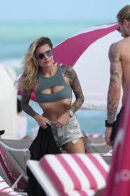 Loris karius dan sophia thomalla sudah menjalin kasih sejak awal 2019. Loris Karius Kisses German Model Sophia Thomalla After Split From Rock Star Ex 7m Sport