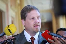 Presidente de Essap se descompesó en Misiones y fue trasladado a Asunción