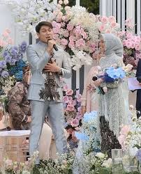 Acara lamaran yang dihelat pada minggu (13/6/2021) sejak siang hingga malam hari itu menyita perhatian masyarakat yang menjadi penggemar pasangan yang karib disapa leslar itu. Olzqfvzx9ztyim