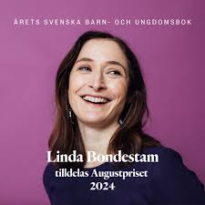 Här är årets Augustprisvinnare! Tony Samuelsson tilldelas årets Augustpris  i den skönlitterära klassen för ”Kungen av Nostratien”. Boken är  Samuelssons första roman på tio år och kallades ”ett intellektuellt  äventyr” när den