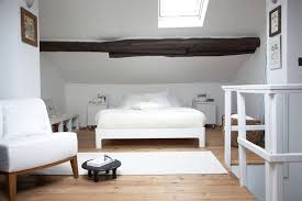 Bedroom White Bedroom With Sloping Ceiling 212 Jpg 850 566 Chambre Blanche Petit Appartement Deco Chambre