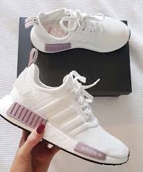 Es ist die zweite version des adidas nmd r1 und verfügt über eine mischung aus primeknit, wildleder und boost dämpfung. Adidas Nmd Frauen