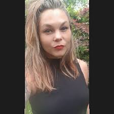 Denise Bruning's Instagram, Twitter & Facebook