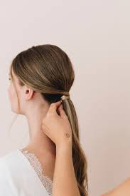 Coiffure mariage à faire soi même cheveux mi longs coiffure. Coiffure De Mariee Une Queue De Cheval Revisitee Blog Mariage La Mariee Aux Pieds Nus Photos Aude Lemaitre Hmua Billy And Clyde La Mariee Aux Pieds Nus
