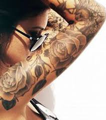 A beautiful and alternative style tattoo with a mixture of red and black roses. Rosentattoos 20 Tattoo Vorlagen Zur Inspiration Fur Alle Korperpartien