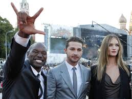 The autobots learn of a cybertronian spacecraft hidden on the moon, and race against the decepticons to reach it and to learn its secrets.first scene of the. Bild Zu Tyrese Gibson Transformers 3 Bild Rosie Huntington Whiteley Shia Labeouf Tyrese Gibson Filmstarts De