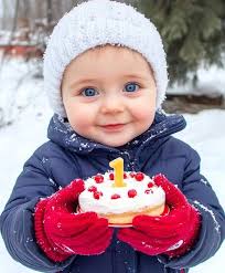 Hoy él no está pidiendo nada caro. No es un juguete, ni un dulce, ni un  regalo de tienda. Solo sostiene un pedacito de cartón con una pregunta que  vive en el