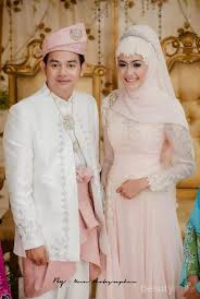Baju couple baju couple kondangan baju couple tunangan. Mau Tampil Kompak Memakai Kebaya Dengan Pasangan Dan Sahabat Ini Inspirasinya