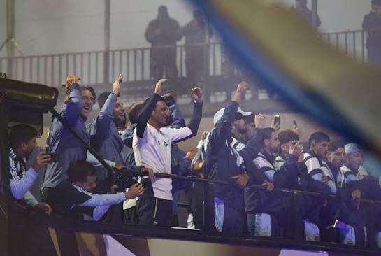 La Selección Argentina llegó a Ezeiza: una multitud los recibió como los héroes que son – Página|12