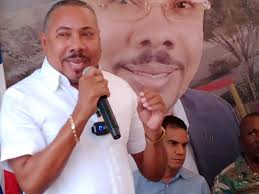 Alcalde de Jimani da primer picazo de inicio construcción de parque en el  sector el Cerro