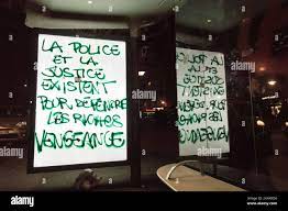 Plakate während eines Protestes zur Unterstützung eines Mannes, der  angeblich am 8. Februar 2017 in Polizeigewahrsam im Zentrum von Paris  missbraucht wurde. Ein 22-jähriger schwarzer Jugendarbeiter namens Theo  musste nach seiner Verhaftung