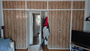 Denn aluminium ist äußerst stabil und widerstandsfähig und hält so auch gewalt von außen stand. Schrank Bekleben Kleiderschrank Folie In Holz Resimdo