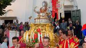San pantaleone e miglianico incrociano le loro strade un secolo più avanti, a seguito di una scorreria di saraceni, per timore della quale i buoni frati basiliani (cioè devoti a san basilio, quindi di formazione orientale, dove il culto di san pantaleone è molto forte) nascosero la statua del santo nella famosa fornace di caramanico per poi traslarla, a pericolo scampato, sul colle di. Ravello Festeggia San Pantaleone Il Giorno 27 Diretta Positanonews
