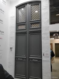 Une porte pleine habillée de baguettes décoratives gris déco bel'm soulignées par de fines rainures usinées. Bel M Quand La Porte D Entree Devient Connectee Maison Et Domotique