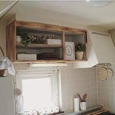 キッチン吊り戸棚の扉を外して見せる収納にしています 吊り戸棚に貼っているリメイクシートはダイソーのものです 吊り戸棚 キッチン 吊り戸棚 収納 100均 収納 キッチン