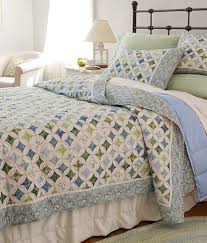 Hem yazın hem de kışın uyku keyfinin vazgeçilmezi olan yorganlar; Pincushion Quilt Blues And Greens Ortuler Yatak Ortuleri Yastiklar