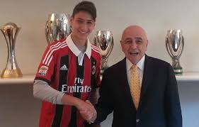 I was thinking my first post could be a list of the current relevant players and my opinion of them. Ac Milan Goalkeeper Gianluigi Donnarumma Is A Die Hard Fan And Just 16 Years Old Daily Mail Online