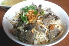 Satu porsi bakso naga, terdiri dari 6 butir bakso lembut, mi kuning atau bihun atau kwetiau, dan sayuran. Yuk Jajan Kwetiau Siram Dan Goreng Yang Enak Di 5 Tempat Ini