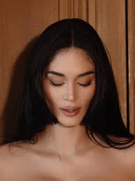 For Fe Rodriguez (@burgerqueen81), elegance lies in knowing who you are and  honouring your values. With a love for heritage and craftsmanship, she  builds a wardrobe as enduring as her legacy, one