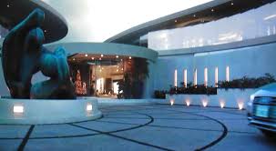 Https Autrecarnetdejimidi Files Wordpress Com 2016 03 La Maison De Tony Stark Alias Iron Man Photo 02 Jpg In 2020 Tony Stark House Big Mansions Mansions
