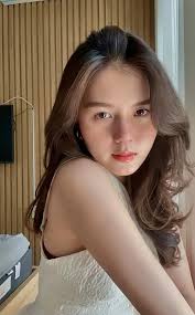 Cầu thủ Thành Chung bị chấn thương, bạn gái xinh đẹp an ủi một câu ngọt lịm  tim