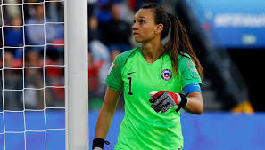La guardameta chilena christiane endler, jugadora del colo colo femenino, sufrió un percance que involucró un rodillazo y le dejó un moretón, después de decidir que quería entrenar con el cuadro. Christiane Endler Revelo Su Posicion Politica Es De Centro Derecha Y Se Siente Cercana A Rn