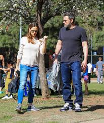 Jennifer garner mit ihren drei kindern violet, seraphina und samuel garner sowie ihrer mutter patricia und. Gala Sur Twitter Jennifer Garner Blockiert Sie Die Hochzeit Von Ben Affleck Und Lindsey Shookus Eine Trennung Wie Aus Dem Bilderbuch So Schien Es Zumindest Bei Jennifer Garner Und Ben