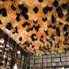 Crea Una Decoracion Unica Y Llamativa Para Tu Proxima Fiesta Pegando Globos Directamente En El Techo Utiliza Cint Globos En El Techo Globos Boda En Ano Nuevo