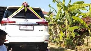 Wilis, kelurahan kramat, kabupaten nganjuk 64419 jawa timur, indonesia. Lagi Viral Di Instagram Bakul Bakso Beri Mahar Mobil Fortuner Saat Nikahi Gadis 23 Tahun Halaman All Surya