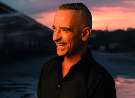 Scopri informazioni su lucio battisti e trova altri siti in rete che parlano dell'artista. Eros Ramazzotti Canta Una Donna Per Amico Di Lucio Battisti Per L Iniziativa I Love My Radio Radio Monte Carlo