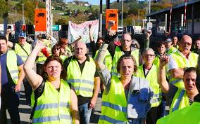Voir plus d'idées sur le thème gilet jaune, gilet, jaune. Gilets Jaunes 283 000 Manifestants Dans Le Pays Plus De 200 Blesses Et Un Mort