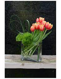 Tulip Medely This Arrangement Features The Beauty Of Tulips That Is Normally Buried I Fresh Flowers Arrangements Tulips Arrangement Flower Arrangements Simple