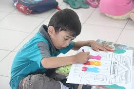 Dalam kondisi sakit atau anak dirawat di rumah sakit, aktivitas bermain ini tetap dilaksanakan, namun harus disesuaikan dengan kondisi anak. Lomba Mewarnai Menggambar Dan Melukis