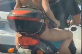 Mulher E Flagrada Se Depilando Em Cima De Uma Moto Em Movimento O Tempo