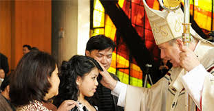 Ein solcher ist die tauffeier, weil durch sie der mensch aufgenommen wird in die heilsgemeinschaft, die in jesu auferstehung gründet. Handauflegung Und Salbung Symbole Und Ablauf Der Firmung