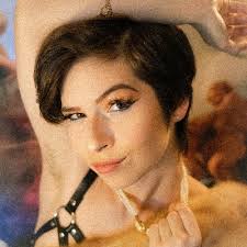 Eva Levant (@ThatAwkwardEva)