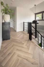 een plaatje deze pvc vloer gelegd in visgraat zorgt voor een moderne uitstraling de warme kleur van eiken in combinatie house flooring house design flooring