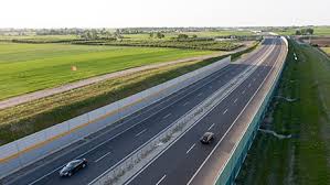 Die 570 km lange strecke führt entlang der nationalstraße 1 von nord nach süd. Amberone Motorway A1