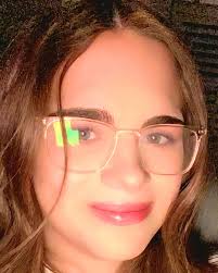 Can someone remove glare from glasses in a photo?