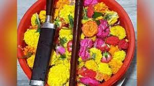 Hal ini mengizinkan air menyerap energi positif dari bunga. Flower Bath Mandi Bunga Ritual Done By Babaji Youtube