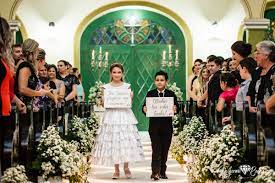 Casamento Fran E Junior Brusque Sc A entrada da noiva e marcada pela marcha nupcial, embora hoje as musicas instrumentais das bandas favoritas dos noivos tambem sejam uma boa opcao para os casais que gostam de se diferenciar e dar um toque mais pessoal ja no inicio da o roteiro da celebracao de casamento na igreja catolica. guilherme rodrigues